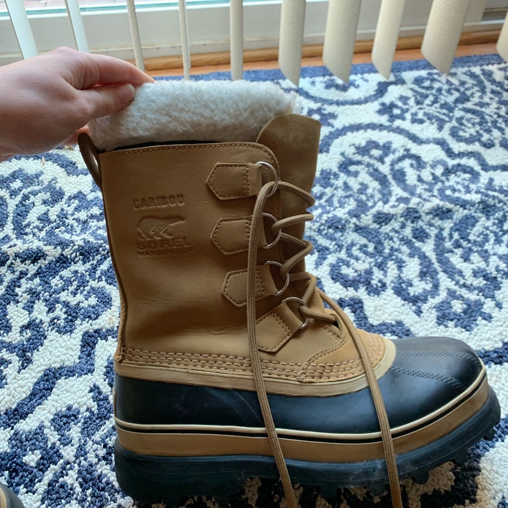 Barely worn Sorel snow boots - size 8 Women.